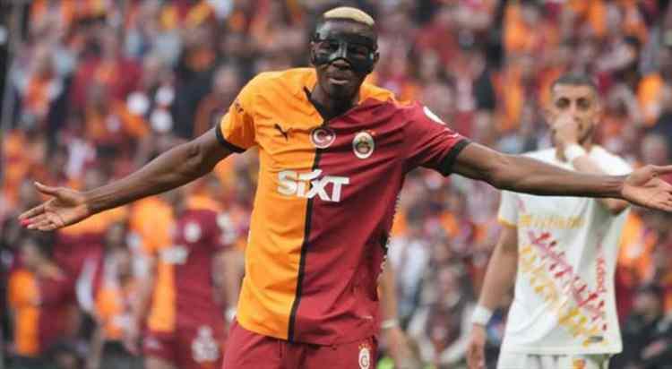 <p>Napoli'ye 40 peşin, iki taksitle 35 milyon euroluk teklif iletildi, ödeme planı ve teminatlar netleşti.<br />
<br />
Oyuncunun da "Galatasaray'dan başka takıma gitmem" sözü sonrası son detaylar tamamlanıyor.<br />
<br />
(FANATİK)</p>