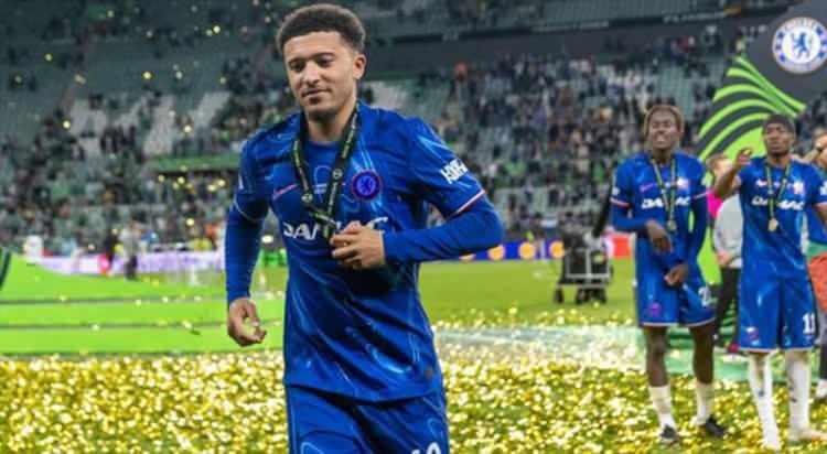 <p>Yönetim, geçtiğimiz sezonu Chelsea'de kiralık olarak geçiren Sancho için İngilitere'ye çıkarma yapacak.</p>
