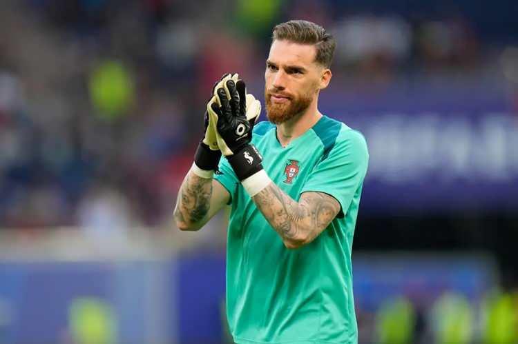 <p>Galatasaray, Wolverhampton'un 32 yaşındaki Portekizli file bekçisi Jose Sa ile ilgileniyor.<br />
<br />
(AKŞAM)</p>