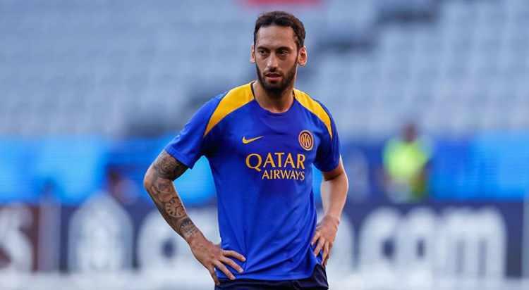 <p>Galatasaray, Inter'e Hakan Çalhanoğlu için yaptığı 15 milyon Euro'luk teklifin reddedilmesinin ardından yeni bir teklif yapmaya hazırlanıyor.<br />
<br />
İtalyan kulübünün, tecrübeli oyuncusu için talebi net 30 milyon Euro.<br />
<br />
(FANATİK)</p>