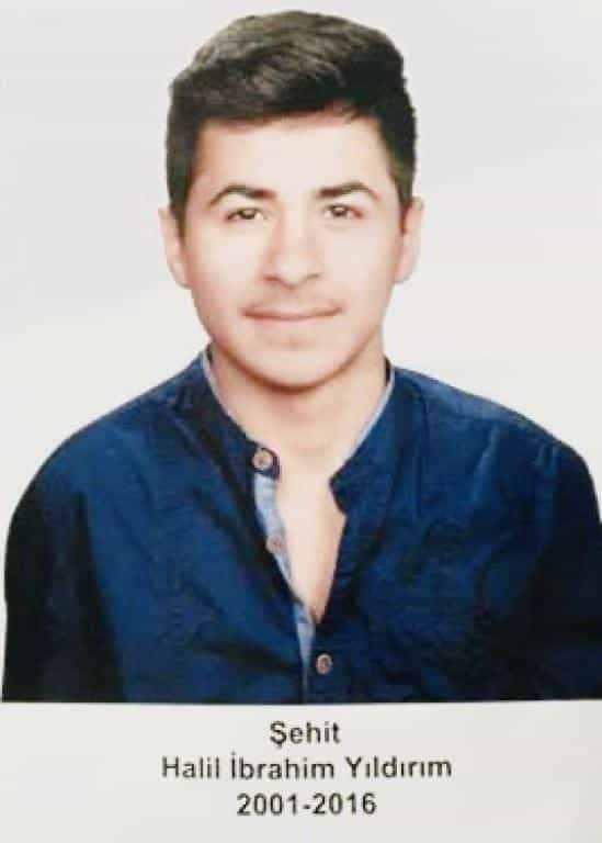 <p><span style="color:#B22222"><strong>H. İBRAHİM YILDIRIM – 15 YAŞINDAYDI</strong></span></p>

<p> </p>

<p>Bayrampaşa Emniyet Müdürlüğü önünde, babasıyla birlikte sokağa çıkan Halil İbrahim, yaşanan çatışma sırasında başına isabet eden kurşunla şehit oldu. Daha o gün tamamlayamadığı hayalleri vardı: “İleride başka ülkelere gezmeye giderdik” diyen kardeşinin bugünü hâlâ özlemle hatırladığı bu küçük kahraman, Türkiye’nin en genç şehitlerinden biri oldu.</p>

