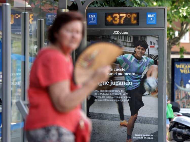 <p>Bakanlık, geçen yılın aynı döneminde 114 kişinin aşırı sıcaklara bağlı olarak hayatını kaybettiğine dikkat çekti.</p>