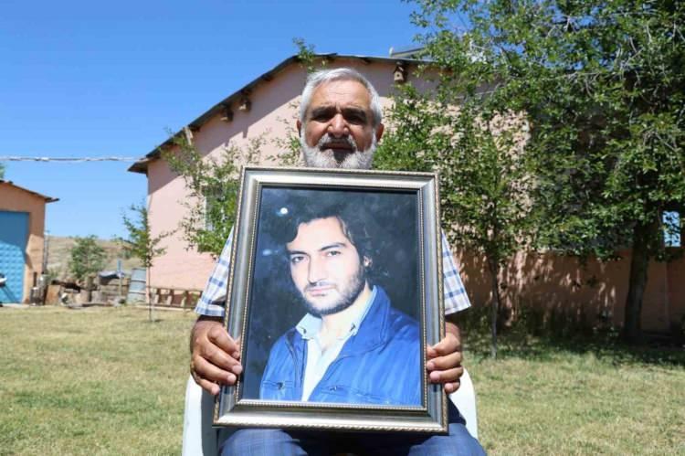 <p>Acılarının ilk günkü gibi taze olduğunu vurgulayan Kantarcı, "9 yıl önce nasılsa şu anda da içimizdeki yara aynı şekilde kanıyor." dedi.</p>

