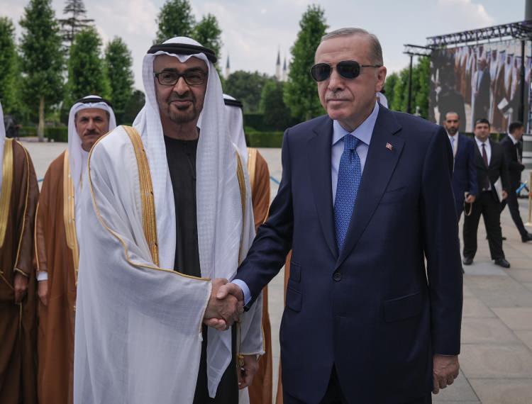 <p><span style="color:rgb(67, 67, 67)">Cumhurbaşkanı Recep Tayyip Erdoğan, Türkiye'yi ziyaret eden Birleşik Arap Emirlikleri (BAE) Devlet Başkanı Şeyh Muhammed bin Zayed Al Nahyan'ı Cumhurbaşkanlığı Külliyesi'nde resmi törenle karşıladı.</span></p>
