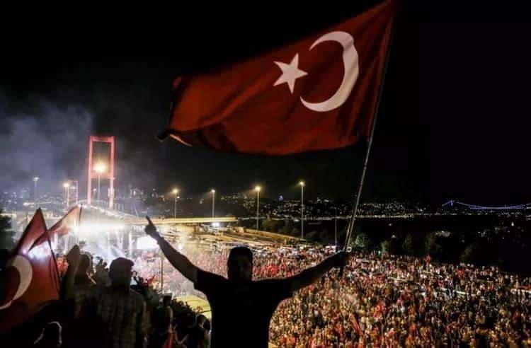 <p>Fetullahçı Terör Örgütü'nün (FETÖ) darbe girişimine karşı Kısıklı'daki Millet Parkı'nda toplanan vatandaşlar ve STK'lar, ellerindeki meşalelerle 15 Temmuz Şehitler Köprüsü'ne geldi.</p>

<p> </p>
