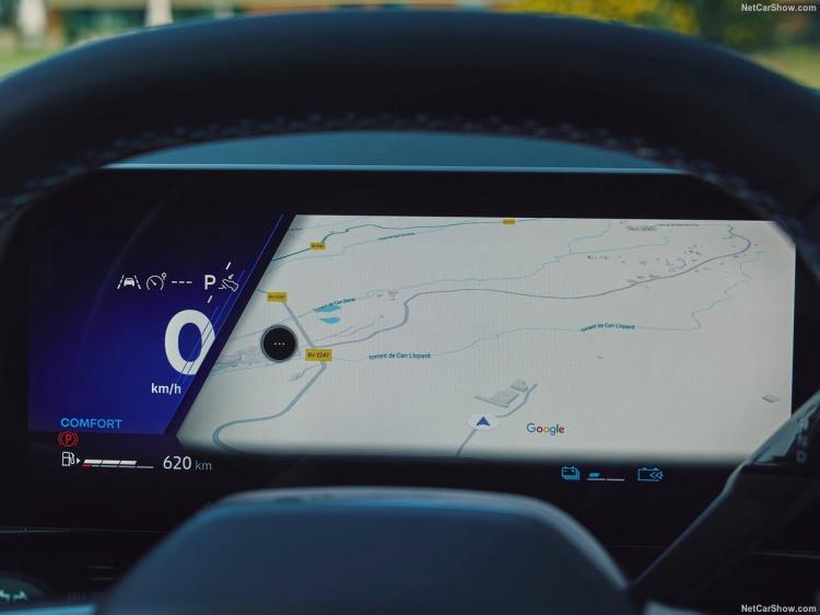 <p>200 HP'ye kadar güç sunan hibrit motor Yeni Renault Austral, 1.2 litrelik turbo benzinli motoru elektrikli motorla birleştirerek toplamda 200 HP'ye kadar güç üretebiliyor. </p>