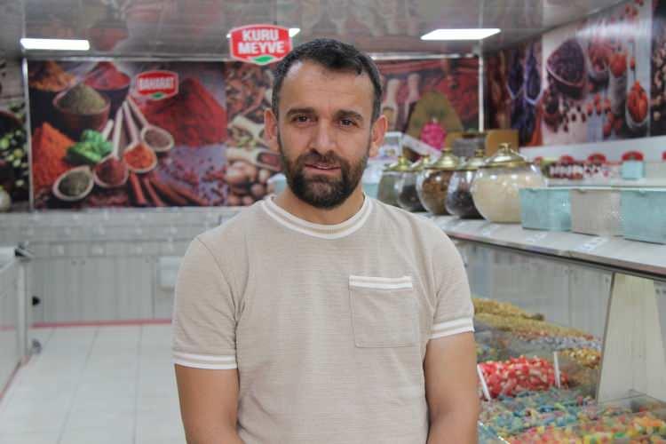 <p>Esnaf Tahir Bozkurt, Cizre'nin sıcaklığında esnaf olmamanın çok zor olduğunu, sabah saat 09.00 ile akşam 22.00 arası klimayı açtığını söyledi. </p>

