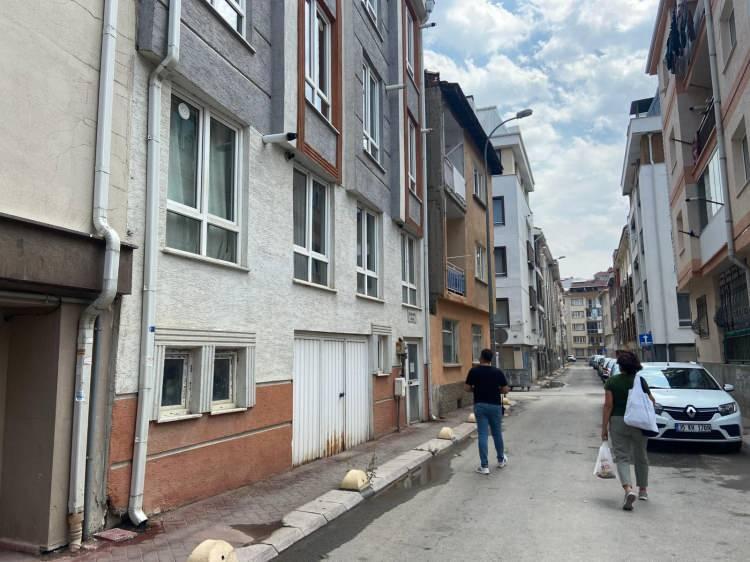 <p>Kadının engelli oğlunun evde olduğu sırada ikili arasında çıkan kavgada A.S., Shabana Solaiman Khil'in boğazını bıçakla kesip kaçtı. </p>
