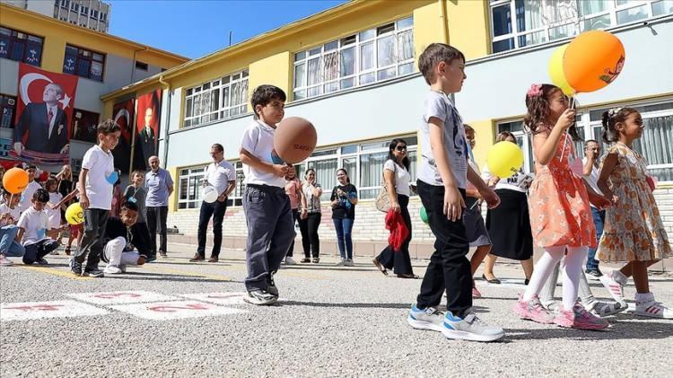<p>Okul gelişim projeleriyle okul iklimi, etkili öğrenme ortamı, etkili yönetim, mesleki gelişim, kapsayıcılık, bireyselleştirilmiş öğrenme desteği, rehberlik ve yönlendirme faaliyetleri, akademik başarı, sağlıklı yaşam, sosyal, kültürel, bilimsel ve sportif etkinlikler yoluyla eğitimin kalitesinin artırılması ve okulun bütüncül gelişiminin sağlanması amaçlandı.</p>

<p> </p>
