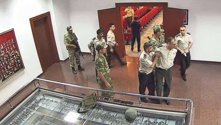 <p>15 Temmuz darbe girişimi Cumhurbaşkanı Erdoğan'ın çağrısı ve halkın sokaklara çıkmasıyla bastırıldı. Peki, siz o gece darbe girişimini nasıl öğrendiniz?</p>
<p>15 Temmuz akşamı Emniyet Genel Müdürlüğü daire başkanlarıyla birlikte bir toplantıdaydım. Ankara Emniyet Müdürü de aynı toplantıdaydı. Saat 20.00 civarında ona gelen bir telefonda, Genelkurmay'da olağan dışı bir hareketlilik olduğu bildirildi. Bu haberle birlikte biz de bir anormallikten haberdar olduk.</p>