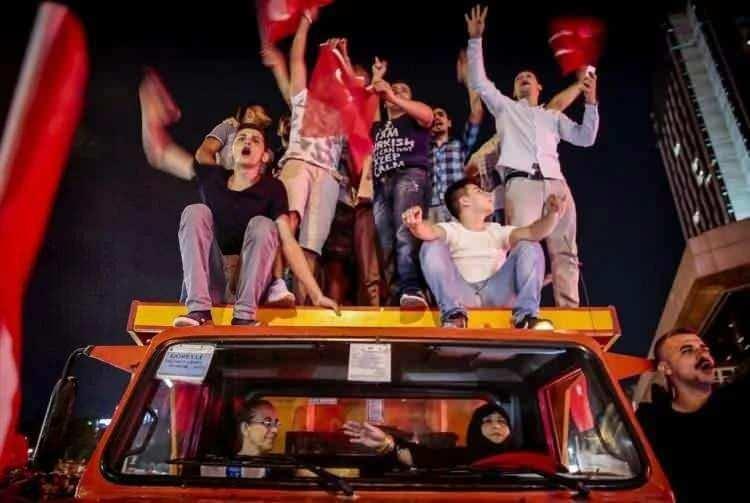 <p>İstanbul Taksim Meydanı'nda toplanan vatandaşlar, Fethullahçı Terör Örgütü'nün (FETÖ) darbe girişimini protesto etti.</p>

<p> </p>
