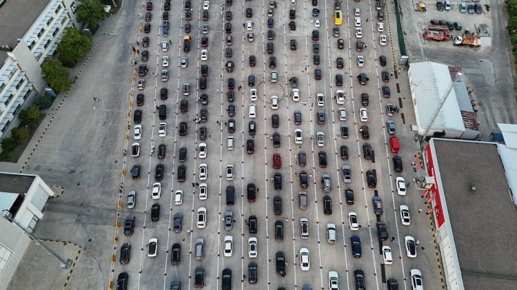 <p>Avrupa'nın çeşitli ülkelerinde yaşayan Türk vatandaşları, izin sezonunun başlamasıyla ana vatana dönüş yoluna düştü. Binlerce kilometre yol yapan gurbetçiler, Edirne'deki Kapıkule Sınır Kapısı'nda uzun araç kuyrukları oluşturdu.</p>