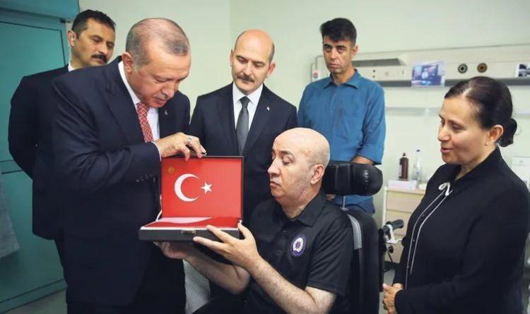 <p>Bu raporda FETÖ'nün eylemlerine bakarak silahlı terör örgütü olduğunu açıkça ortaya koyduk. Hazırladığımız bu rapor, savcılık iddianamelerine dayanak oldu. Mahkemeler ve Yargıtay da bu yönde karar verince FETÖ, resmen terör örgütü olarak kabul edildi. Örgüt bu durumun farkındaydı. Bu sürecin mimarlarından biri olduğum için hedef alındım.</p>
<p> </p>