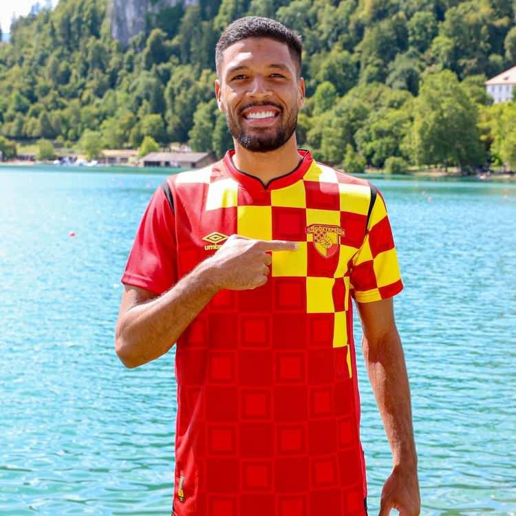 <p>Rhaldney<br />
<br />
Göztepe<br />
<br />
Ön libero</p>