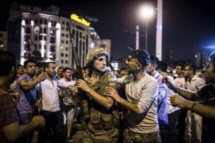<p>İstanbul Taksim Meydanı'nda toplanan vatandaşlar, Fethullahçı Terör Örgütü'nün (FETÖ) darbe girişimine tepki gösterdi.</p>
<p> </p>