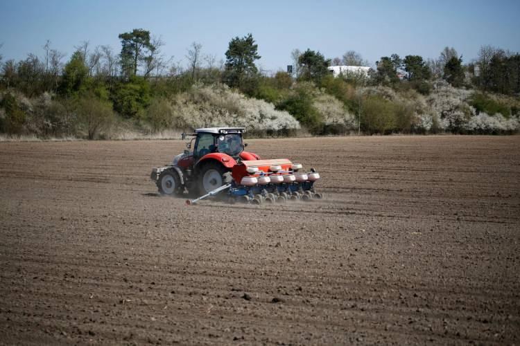 <p>Tarım ve Orman Bakanlığı, ilk olarak 2023 yılında duyurduğu ve işlenmeyen tarım arazilerinin tarımsal amaçla kullanılmasını amaçlayan uygulamasını 1 Eylül itibarıyla yürürlüğe alacak. </p>