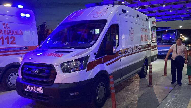 <p>2 yaşındaki çocuk, doktorların tüm çabalarına rağmen hayatını kaybetti. Olay yeri inceleme ekipleri, hem çocuğun düştüğü noktada hem de dairede detaylı çalışma yaptı.</p>
