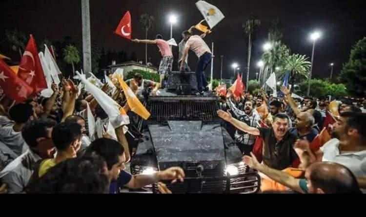 <p>Mersin’de, vatandaşlar ellerinde bayraklarla zırhlı araçların üzerine çıkarak askeri kalkışmayı protesto ettiler.</p>
<p> </p>
