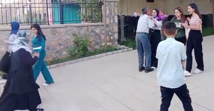 <p>Muş'ta Yükseköğretim Kurumları Sınavı (YKS) çıkışında babası tarafından çiçekle karşılanan Çimen Gülen'in (19), aldığı puan belli oldu. </p>
