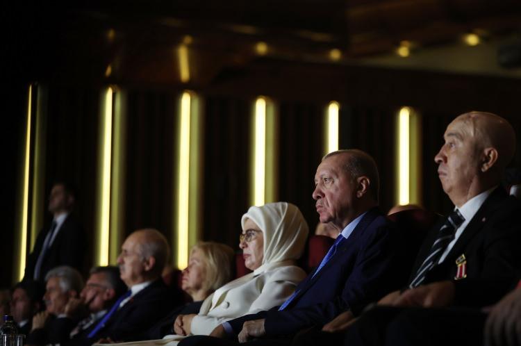 <p>Cumhurbaşkanı Recep Tayyip Erdoğan ve eşi Emine Erdoğan, Cumhurbaşkanlığı Külliyesi Beştepe Millet Kongre ve Kültür Merkezi'nde 15 Temmuz Demokrasi ve Milli Birlik Günü dolayısıyla hazırlanan 'En Uzun Gece' destanının ilk temsiline katıldı.</p>
<p> </p>