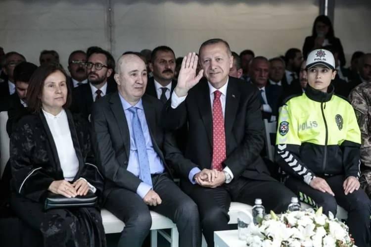 <p>Ben hemen dönemin Jandarma Harekât Komutanı Arif Çetin Paşa'yı aradım. Kendisine bu hareketliliğin sebebini ve "Bir kalkışma mı var?" diye sordum. O da bana, "Yok başkanım, bu devirde kim böyle bir şeye cesaret edebilir?" cevabını verdi. Ardından Beştepe'deki karargâha geçeceğini söyleyip görüşmek üzere sözleştik. Ben de derhal karargâha gittim.</p>
<p> </p>