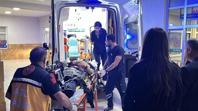 <p>Bitlis eski Valisi olan Mülkiye Başmüfettişi Erol Karaömeroğlu yönetimindeki 55 HN 055 plakalı otomobil ile Yaşar Soydanlı idaresindeki 58 NP 389 plakalı otomobil çarpıştı. Erol Karaömeroğlu ile yanındaki eşi Filiz ve oğlu Metehan Karaömeroğlu ile diğer aracın sürücüsü Yaşar Soydanlı yaralandı. Yaralılar, sağlık ekipleri tarafından ambulansla Sivas Cumhuriyet Üniversitesi Tıp Fakültesi Hastanesi'ne kaldırıldı.</p>
