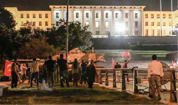 <p>Ankara Kızılay istikametinden gelip Genelkurmay Başkanlığı önüne doğru giden tanklar TBMM önünde, ellerindeki bayraklarla demokrasiye sahip çıkan halkın direnişi ile karşılaştı.</p>

<p> </p>
