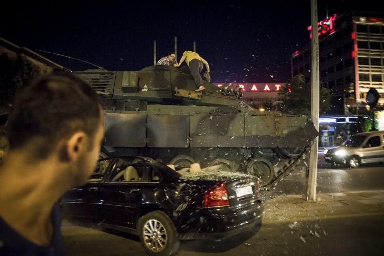 <p>Gece vakti harekete geçen üniformalı hainler, milleti sindirmek için silahları ile meydanlara indi.</p>
<p> </p>