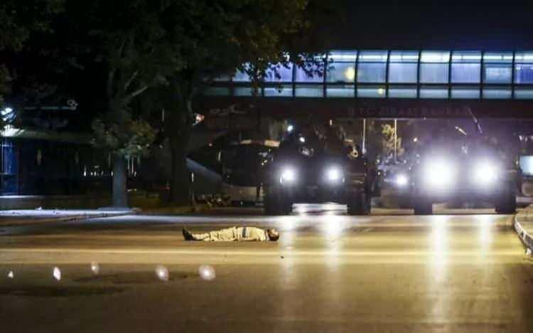 <p>Ankara'da Fethullahçı Terör Örgütü'nün (FETÖ) darbe girişimine tepki gösteren vatandaşlar, meydanlardan geçmekte olan tankların önüne yattı.</p>
<p> </p>