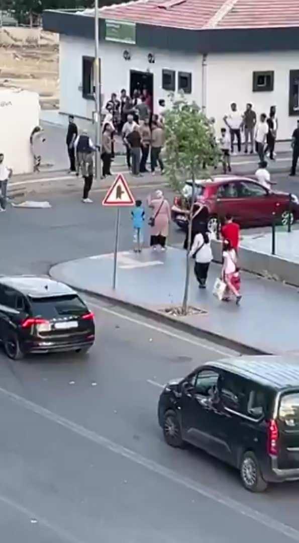 <p>Olay, 16 Temmuz’da akşam saatlerinde Bağlar ilçesi Medya Mahallesi 205’inci Sokak’ta meydana geldi. </p>
