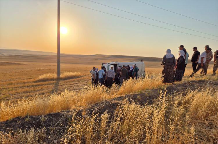 <p><span style="color:rgb(0, 0, 0)">Kaza, sabah saatlerinde Diyarbakır-Silvan kara yolunda Bismil yol ayrımı yakınlarında meydana geldi. </span></p>
