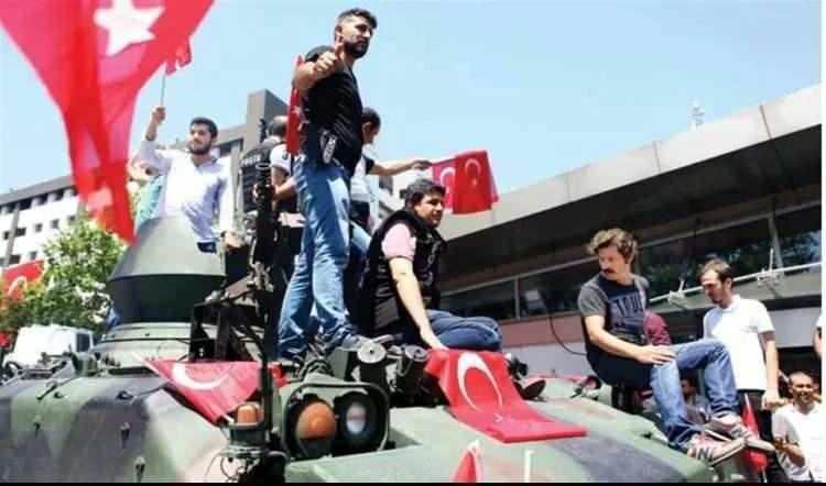 <p>Terör Örgütü (FETÖ) mensuplarının darbe girişimi sırasında İstanbul Vatan Caddesi’ne getirilen tanklar polis ekipleri tarafından İstanbul Emniyet Müdürlüğü bahçesine sokularak kontrol altına alındı.</p>
<p> </p>