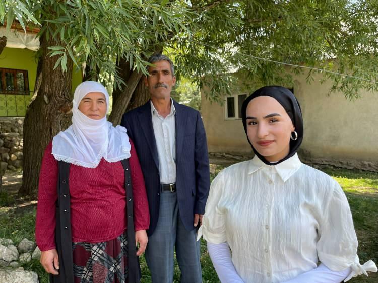 <p><span style="color:#A52A2A"><strong>"BABAMIN O GÜN BANA KOŞMASI UNUTULMAZDI"</strong></span></p>

<p>Kendisini için özel bir gün olduğunu belirten Çimen Gülen, <strong>"YKS sınavına girdim, çok güzel bir gündü. Günümü daha da güzelleştiren şey babamın beni çiçekle karşılamasıydı. Bugün YKS sonuçları açıklandı. <span style="color:#A52A2A">Yabancı Dil Testlerinde 431.45250 puan alarak Türkiye 10 bin 840'ıncısı oldum.</span> Çok şükür beklentimin üzerinde bir sonuç geldi. Babamın o anı şimdi gururla taçlandı."</strong> dedi.</p>
