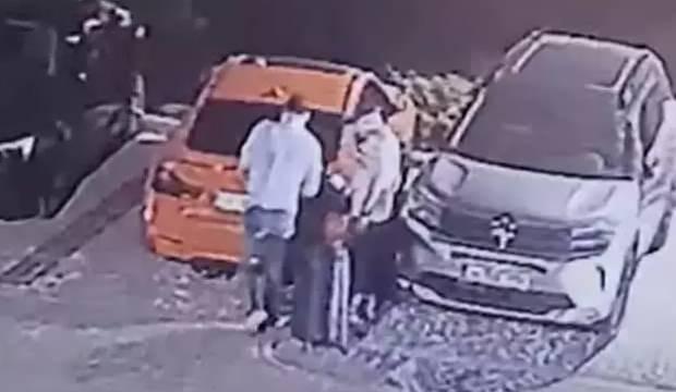 <p>Güzeltepe taraflarında Necmettin ile buluştuk, o bizi kırmızı BMW'nin yanına götürdü. Necmettin, uzaktan kumanda ile bagajı açtı. Erhan G. ise aracı tam yanına park etti. Ben indim arabadan, bagajda kırmızı sıvı bir şey gördüm ama kan olduğunu anlayamadım. Bavulu araca yükleyip giderken Hasdal taraflarında esen rüzgar ile araç içine çürümüş yumurta kokusu yayıldı. Arkadaşlarla biz panik olduk. </p>