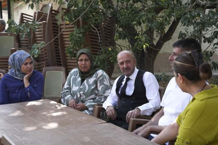 <p>Zekai Aksakallı, mezar ziyaretinin ardından Ömer Halisdemir'in baba evini de ziyaret ederek, aile üyeleriyle sohbet etti.</p>
<p> </p>
