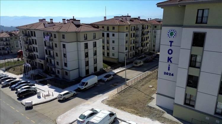 <p>158 konutun satılacağı iller, Adana, Afyonkarahisar, Aksaray, Ankara, Antalya, Aydın, Balıkesir, Bayburt, Bursa, Denizli, Diyarbakır, Düzce, Erzincan, Erzurum, Eskişehir, Gümüşhane, Isparta, İstanbul, İzmir, Kars, Kastamonu, Kayseri, Kırıkkale, Kırklareli, Kocaeli, Konya, Manisa, Mardin, Nevşehir, Niğde, Sinop, Trabzon, Tunceli ve Yozgat olacak.</p>