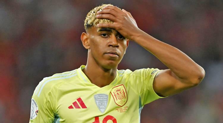 <p><strong><em>Barcelona'da oynayan futbolcu Lamine Yamal'ın doğum günü eğlencesinde 'cüce' kullanması tepkilere yol açtı. ADEE derneği ünlü futbolcuya dava açtı.</em></strong></p>