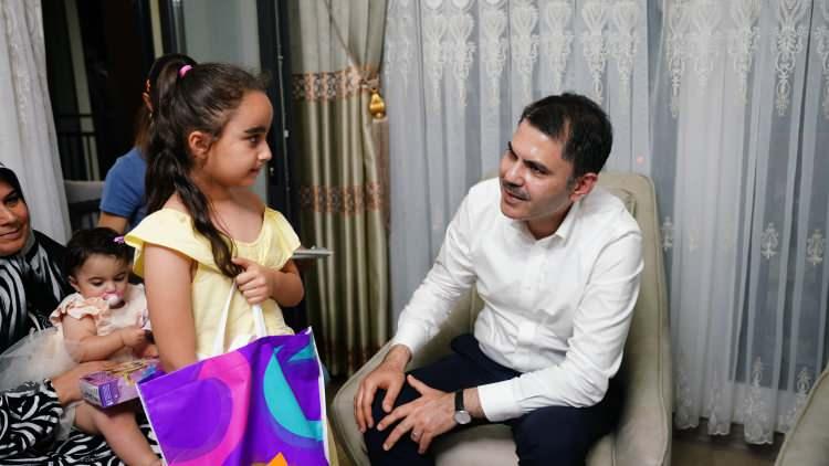 <p><strong>"Hamdolsun, her geçen gün Malatya'mız üstüne koya koya gidiyor. Bugün Bakırcılar Çarşısı'nı gezdik. Çarşılarımızı etap etap teslim edeceğiz. İnşallah yıl sonuna kadar oralar da bitecek. Malatya merkeziyle ilçesiyle köyüyle beraber ayağa kalkacak."</strong> ifadelerini kullandı.</p>