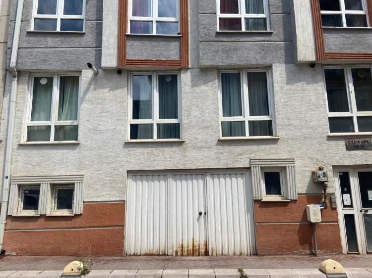 <p>Tepebaşı ilçesine bağlı Güllük Mahallesi'ndeki bir apartmanın giriş katında oturan Shabana Solaiman Khil, 16 Temmuz'da saat 02.00 sıralarında sevgilisi Afganistan uyruklu A.S. ile henüz bilinmeyen bir nedenle tartıştı. </p>
