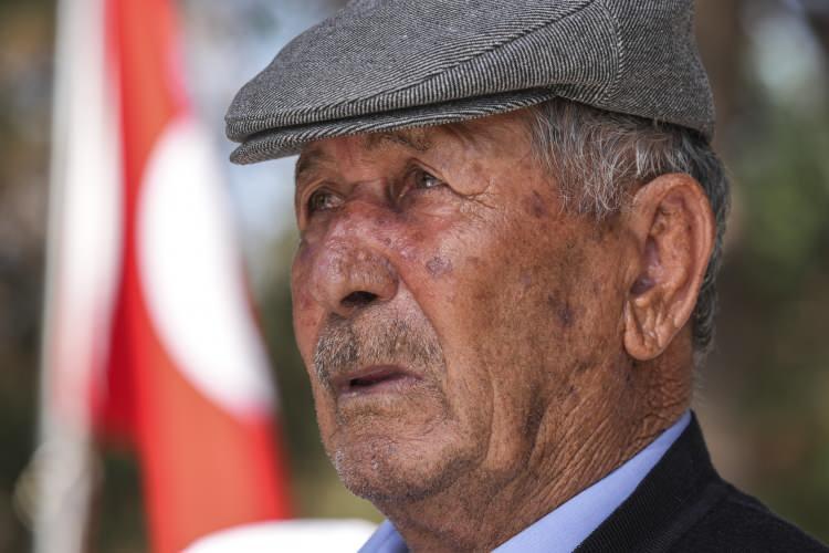 <p><span style="color:#B22222"><strong>"Ülkemiz kukla bir yönetimle dağılma sürecine girecekti"</strong></span></p>
<p> </p>
<p>Zekai Aksakallı, ülkenin milli birlik ve bağımsızlığına yönelik faaliyetlerin devam ettiğine dikkati çekerek,<em><strong> "15 Temmuz da bunlardan birisiydi. Eğer 15 Temmuz başarılı olsaydı ülkemiz kukla bir yönetimle dağılma sürecine girecekti. O yüzden bu ülkenin evlatları tarihte olduğu gibi şehadete koşarak, ülkesinin bağımsızlığı, milli birlik ve bütünlüğü için her türlü fedakarlığı yapmaktan kaçınmayacaktır. Yani bayrağımızı indiremeyecekler, ezanımızı dindiremeyecekler. Şehadeti kutlu olsun."</strong></em> ifadelerini kullandı.</p>
<p> </p>