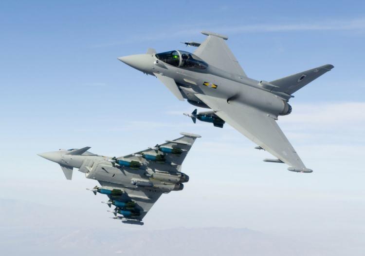<p>Birleşik Krallık (BAE Systems): Uçağın ön gövdesi (ön fuselage), kokpit, kanard (ön kanatçık), dikey kuyruk ve gövdenin arka kısmı ile aviyonik sistemlerin entegrasyonunu üstlenir.</p>
