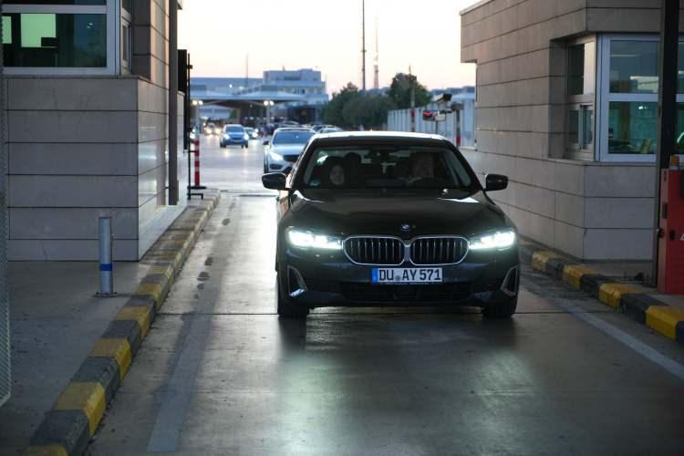 <p>Almanya'nın Frankfurt kentinden memleketine gelen Fatih Bulur, vatan hasretini dile getirerek, "Frankfurt'tan geliyorum. Memleketime özlemle ve hasretle geldik. Tatilimizi yapıp inşallah sağ salim döneceğiz. Bu bayrağın altında olmak bambaşka bir duygu. Anlatılmaz, yaşanır. O his insanın içini dolduruyor ve her şeyi unutturuyor. Vatan sevgisi tarif edilemez" dedi.</p>
<p> </p>