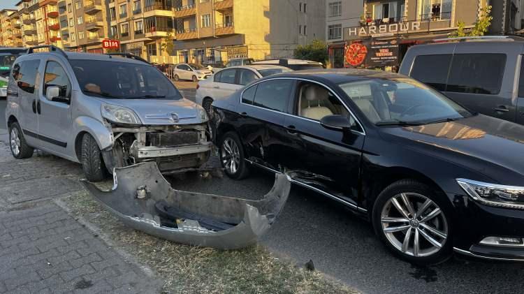 <p>Edinilen bilgiye göre, Samsun istikametine seyir halinde ilerlemekte olan eski Ünye Belediye Başkanı Ahmet Arpacıoğlu idaresindeki 52 LA 009 plakalı otomobile, tali yoldan çıkmaya çalışan hafif ticari araç çarpı.</p>

<p> </p>
