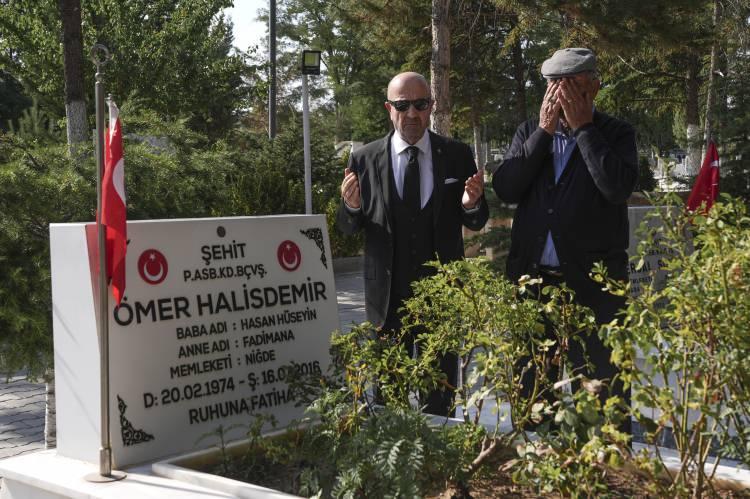 <p>Aksakallı, Fetullahçı Terör Örgütü'nün (FETÖ) 15 Temmuz 2016'daki darbe girişimi sırasında Ankara'da Özel Kuvvetler Komutanlığı'nda darbeci generali vurduktan sonra şehit edilen Piyade Astsubay Kıdemli Başçavuş Ömer Halisdemir'in, Niğde'nin Bor ilçesi Çukurkuyu beldesindeki kabrini ziyaret etti.</p>

<p> </p>
