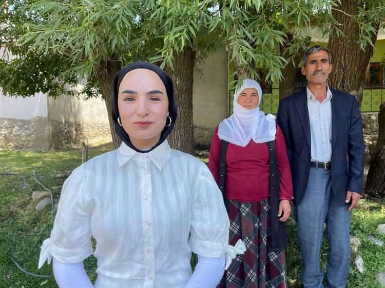 <p><span style="color:#A52A2A"><strong>"O DAKİKA SANKİ DÜNYALAR BENİM OLDU"</strong></span></p>

<p>Çimen Gülen’in babası Mehmet Emin Gülen ise<strong>, "Kızım sınava girdiğinde ben ve annesi destek olmak için yanındaydık. Çıkışta onu nasıl mutlu edebilirim diye düşündüm. Çiçek almaya karar verdim. O dakikada sanki dünyalar benim oldu. <span style="color:#A52A2A">Çok özel bir andı. Bugün sınavı kazandığını öğrendik, çok mutluyuz. Kızım okudukça onu desteklemeye devam edeceğim.</span> Bizi bir kez daha gururlandırdı."</strong> diye konuştu</p>
