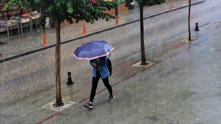 <p>Meteoroloji Genel Müdürlüğü tarafından yapılan son tahminlere göre; yurt genelinde mevsim normalleri üzerinde seyreden sıcaklıklar Marmara Bölgesi'nde biraz azalacak. Doğu kesimlerde ise sıcaklıklarda 2 ila 4 derece artış bekleniyor.</p>