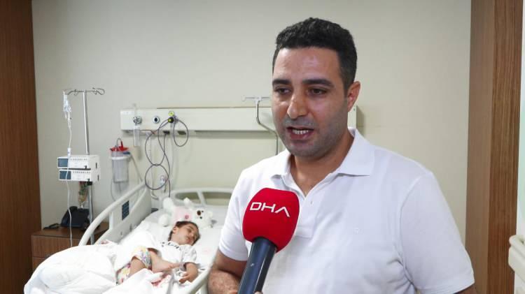 <p>'MİDE VE BAĞIRSAKLARINDA AYLARCA YAPIŞIP KALMIŞ'</p>
<p>Ameliyata Gastroentrologlarla beraber girdiklerini anlatan Çakmak, mideden 34 adet manyetik boncuk çıkarıldığını kaydederek sözlerini şöyle sürdürdü: "Endoskopi esnasında midede üç yerde delinme olduğunu gördük. Sonra cerrahi kısma geçtik. Midede, ince bağırsakla birleşmiş halde fistül dediğimiz, yapışıklığa delinmeye bağlı, üç yer tespit ettik. Aynı şekilde ince bağırsakla kalın bağırsağın başlangıç kısmında da iki yerde delinme meydana gelmişti ve bağırsaklar birbirine yapışmıştı. Bunlar çok uzun süreli yapışıklıklardı, yaklaşık 6-7 aydır o manyetik boncuklar midede ve bağırsaklarda birbirine yapışmış halde duruyordu. Toplam 66 tane manyetik boncuk çıkardık. Hastamızın delinmiş organlarını laparoskopik olarak onardık"</p>