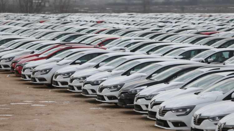 <p>Özellikle 2015 model, yani yaklaşık 10 yaşındaki araçlar, yüksek km’ye rağmen uygun fiyatlarıyla alıcı buluyor. Artan sıfır araç fiyatları nedeniyle yönünü ikinci ele çeviren vatandaşlar için bu modeller cazip hale geldi.</p>
<p> </p>
<p>Piyasada en çok tercih edilen uygun fiyatlı araçlar arasında şu modeller öne çıkıyor:</p>