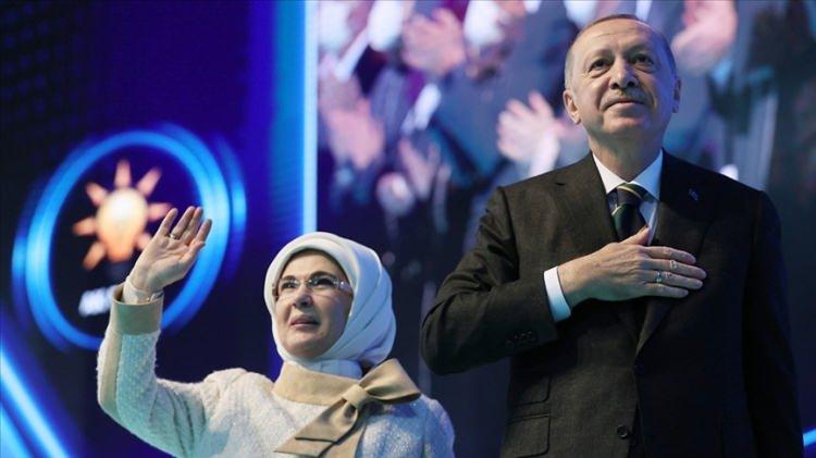 <p>Kadınların aile yapısındaki önemine değinen Erdoğan, <strong>"Bizim kültürümüzde kadın, ailenin temel taşıdır. Erkek ve kadın arasındaki çizgiyi ortadan kaldırmak bizi çağdaş yapmaz. Evlilik oranlarının düşmesi ve boşanmaların artması ciddi bir sorun teşkil ediyor. Nüfus projeksiyonlarına göre, 2035'ten itibaren nüfusumuz azalmaya başlayacak."</strong> uyarısında bulundu.</p>

<p> </p>

<p><strong>Aile Yılı İlan edildi!</strong></p>

<p> </p>

<p>2025 yılı Cumhurbaşkanı Recep Tayyip Erdoğan'ın tensipleri ile <strong>“Aile Yılı”</strong> ilan edilmiştir. 2025 yılında, ailenin korunması ve güçlendirilmesine yönelik çeşitli etkinlikler ve projeler hayata geçirilecektir.</p>
