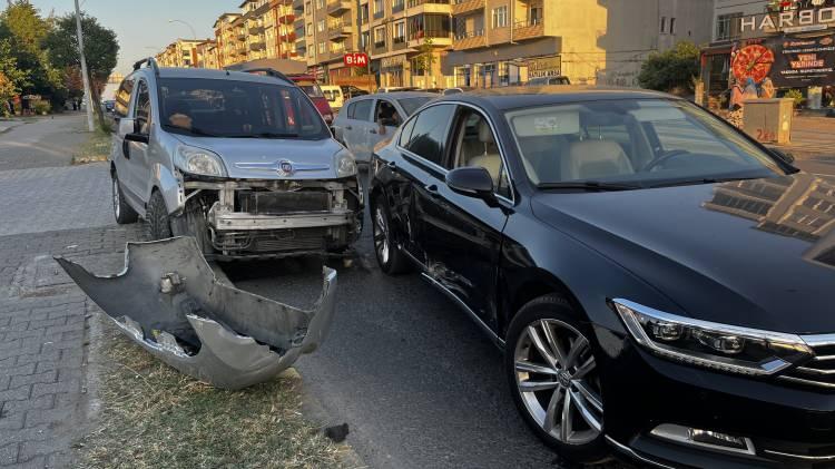 <p>Çarpışmanın etkisiyle eski başkanın kullandığı otomobilin yan kapı kısmında göçük meydana geldi. Kazada Ahmet Arpacıoğlu ve yanında bulunan Halil K. ile diğer hafif ticari araç sürücüsü kazayı yara almadan atlatırken, araçlarda ise maddi hasar meydana geldi.</p>
<p> </p>